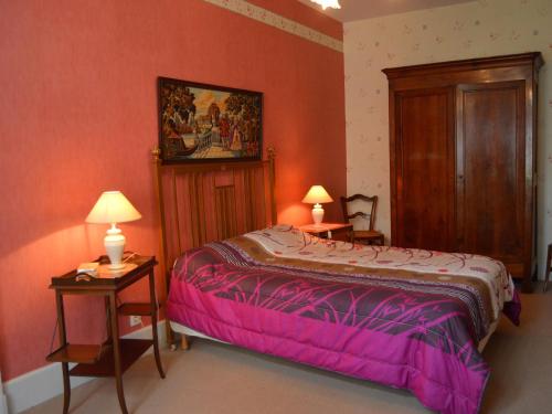 Martizay的住宿－Gîte Martizay, 3 pièces, 4 personnes - FR-1-591-67，一间卧室配有一张床和两张带台灯的桌子。