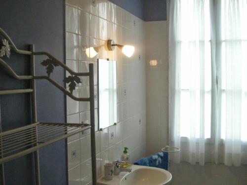 ein Bad mit einem Waschbecken, einem Spiegel und einem Fenster in der Unterkunft Gîte Martizay, 3 pièces, 4 personnes - FR-1-591-67 in Martizay