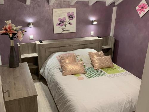 um quarto com uma cama e um vaso com flores em Gîte Fresse-sur-Moselle, 6 pièces, 12 personnes - FR-1-589-313 em Fresse-sur-Moselle