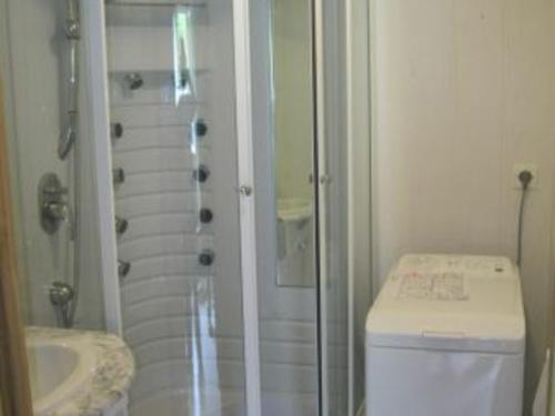 Ένα μπάνιο στο Gîte cosy avec terrasse, garage et barbecue près de Verdun - FR-1-585-20