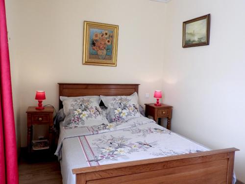 ein Schlafzimmer mit einem Bett mit zwei Nachttischen in der Unterkunft Gîte La Garnache, 4 pièces, 6 personnes - FR-1-426-195 in La Garnache