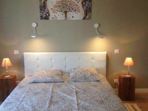 een slaapkamer met een groot wit bed met 2 kussens bij Gîte Barbâtre, 3 pièces, 4 personnes - FR-1-426-440 in Barbâtre