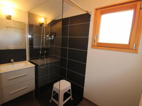 een badkamer met een wastafel, een toilet en een raam bij Gîte Cornimont, 2 pièces, 2 personnes - FR-1-589-41 in Cornimont