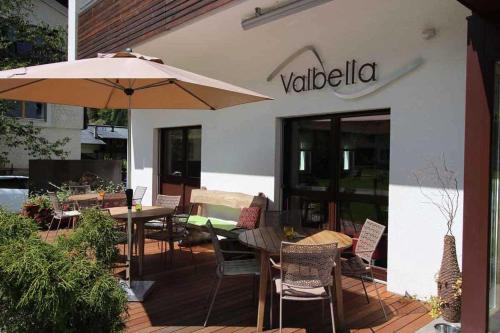Un restaurante o sitio para comer en Valbella Appartements