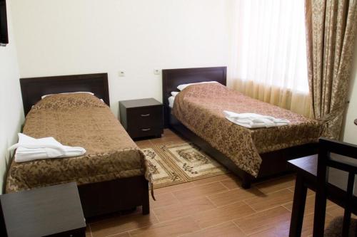 מיטה או מיטות בחדר ב-Belye Rosy