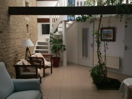 Photo de la galerie de l'établissement Gîte restauré au cœur du Marais Poitevin, jardin clos, équipement pour handicapés, près de Niort - FR-1-426-191, à Benet