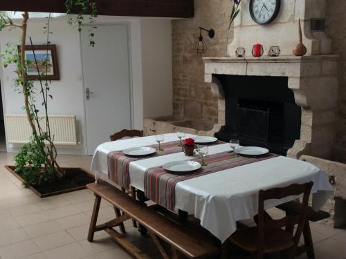 Photo de la galerie de l'établissement Gîte restauré au cœur du Marais Poitevin, jardin clos, équipement pour handicapés, près de Niort - FR-1-426-191, à Benet