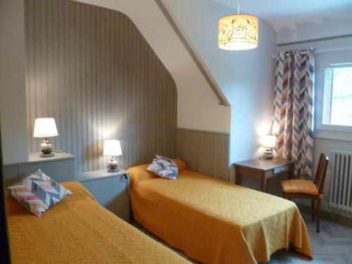 - une chambre avec 2 lits, une table et une fenêtre dans l'établissement Gîte Fontenay-sur-Eure, 6 pièces, 10 personnes - FR-1-581-75, à Fontenay-sur-Eure
