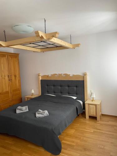um quarto com uma cama e um tecto em Apartament Krystynka nr 1 em Poronin