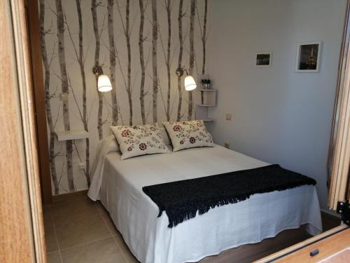 - une chambre avec un lit et 2 oreillers dans l'établissement CASA TRABANCOS, à Siete Iglesias de Trabancos