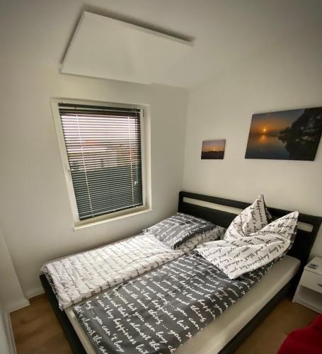 a bedroom with a bed and a window at Ihre Vorteilswelt in Gielow