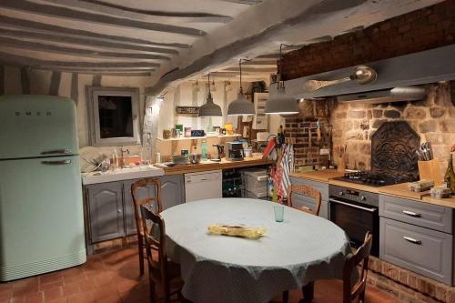 Кухня или мини-кухня в La Lanterne: Grande maison à deux pas de la mer
