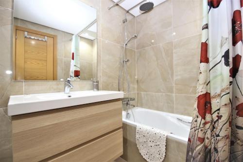 ein Badezimmer mit einem Waschbecken und einer Badewanne in der Unterkunft Apartment HANNAH in Estepona