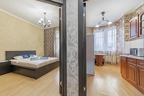 モスクワにあるApartment Hanaka Baikalskaya 18の小さなベッドルーム(ベッド1台付)、キッチンが備わります。