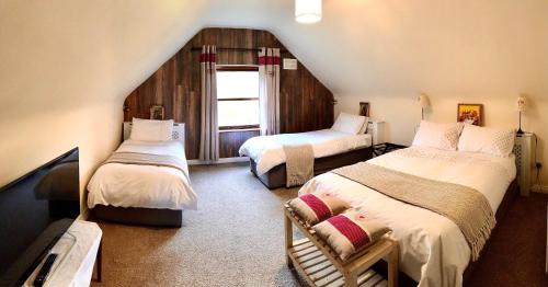 Giường trong phòng chung tại Derrynane Bay House