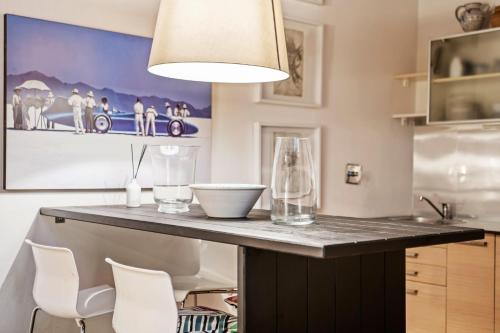 A kitchen or kitchenette at Palazzo Pitti & Boboli Comfortable Apartment