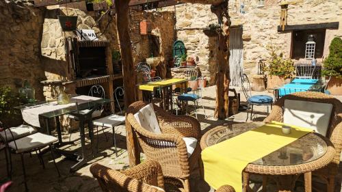 eine Terrasse mit Tischen und Stühlen in einem Gebäude in der Unterkunft Xana Casa Rural in Terriente