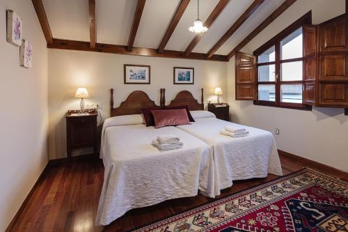 a bedroom with a large bed with a white blanket at Casa Rosaura in Naveda