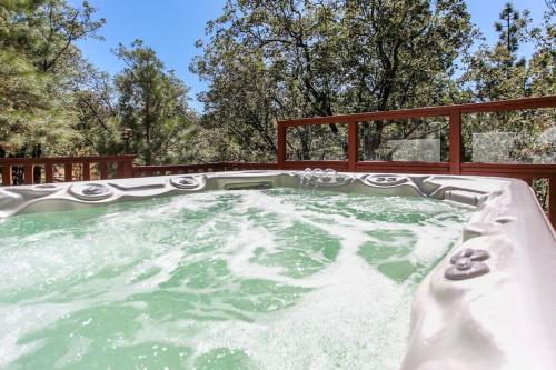 Angel View Chalet-885 by Big Bear Vacations, Big Bear Lake, Statele Unite ale Americii