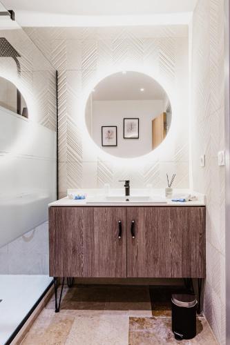 une salle de bain avec un lavabo et un miroir dans l'établissement Auberge De Saint-Rémy - Restaurant Gastronomique Étoilé FJ, à Saint-Rémy-de-Provence