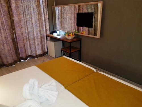 Un pat sau paturi într-o cameră la Tintyava Park Hotel