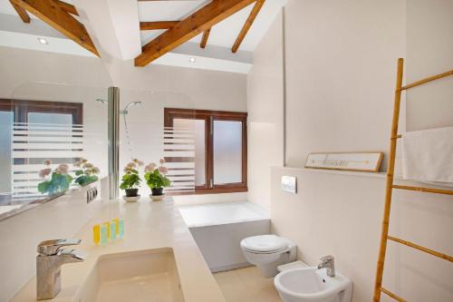 Phòng tắm tại Villa Cala Figuera
