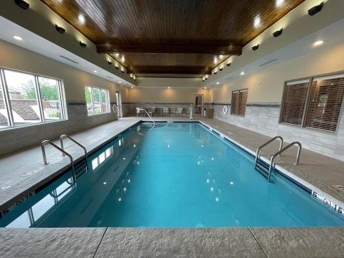 una grande piscina con acqua blu di Holiday Inn Express & Suites - Ft. Smith - Airport, an IHG Hotel a Fort Smith