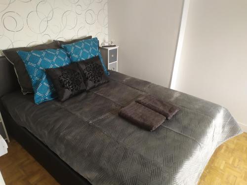 a large bed with several pillows on top of it at appartement 8 couchages 3 chambres in Sens