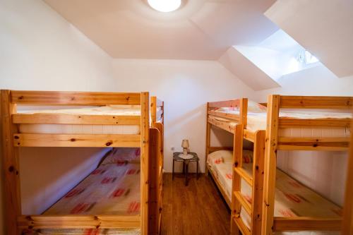 2 Etagenbetten in einem Zimmer mit einer Decke in der Unterkunft Vineyard Cottage Bregac in Smarjeske Toplice