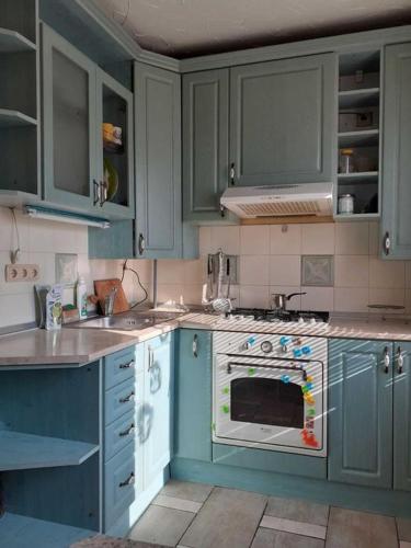 Kuchyň nebo kuchyňský kout v ubytování Заселення по коду в 2 кімнатну квартиру в центре