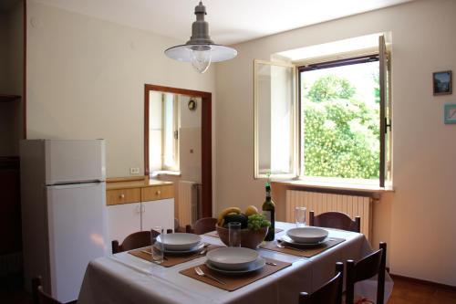 una cocina con mesa y mantel. en Appartamenti Pura Vida, en Fano