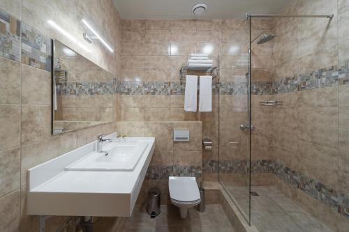 A bathroom at AVS Hotel
