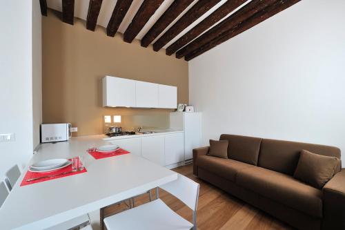 Rialto Apartment Sleeps 6 Air Con WiFi, Venice, Italy