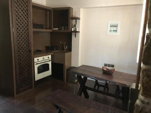 卡羅維西的住宿－SAMOS MARIAs' STONE HOUSE 1，一间带桌子和炉灶的小厨房