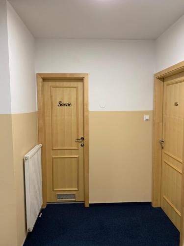 an empty room with a door with the word service on it at Kozjanski dvor in Podčetrtek