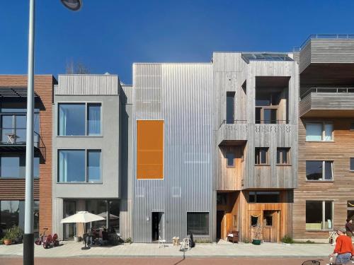 eine Fassade eines Gebäudes an einer Stadtstraße in der Unterkunft Industriële WOW! Private studio 35m2 in Amsterdam