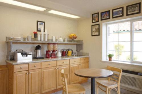 Kuchyň nebo kuchyňský kout v ubytování Turlock Inn