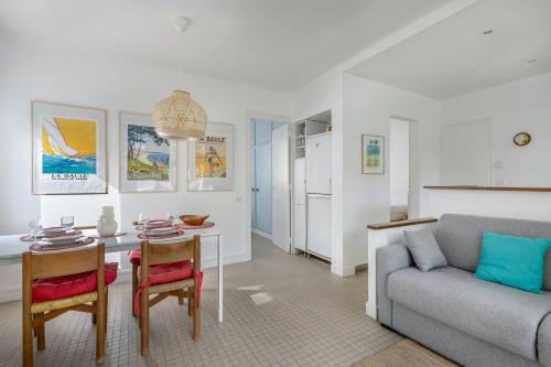un salon avec un canapé et une table dans l'établissement Votre cocon à proximité de la plage de La Baule, à La Baule