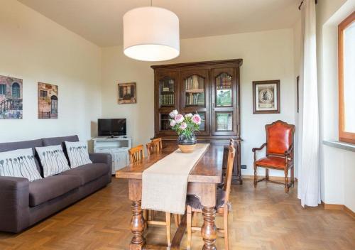 a living room with a couch and a table at Santa Margherita Vacanze in Poggibonsi