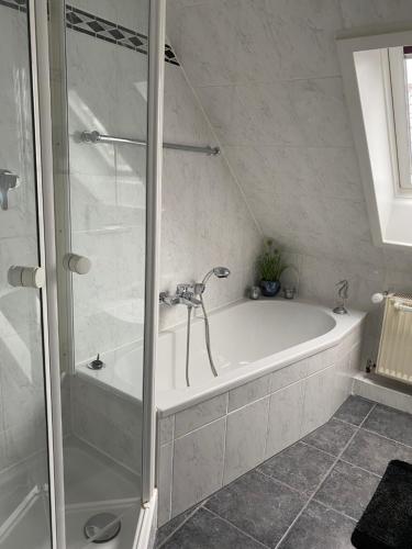 y baño con ducha y bañera. en Steinberg-Blick, en Herzberg am Harz
