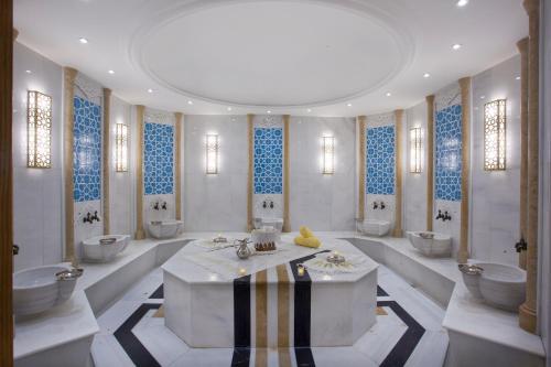 イスタンブールにあるThe Parma Hotel & Spa Taksimの洗面台3つとトイレ3つが付いたバスルーム
