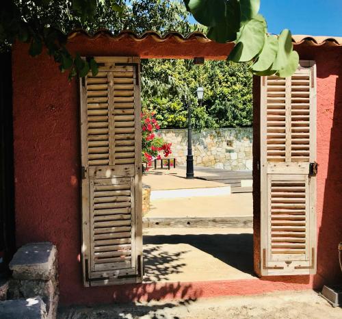 una porta aperta per un edificio con finestre con persiane di VILLA MATHIS a Mouans-Sartoux