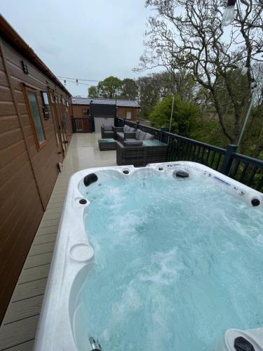 Φωτογραφία από το άλμπουμ του Boggy Creek - lodge with hot tub σε Felton