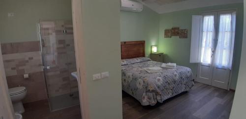 a bedroom with a bed and a shower and a toilet at Agriturismo Pretenzano in Volterra