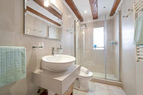Et badeværelse på Villa Ria by Villa Plus