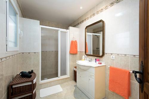 ein Bad mit einem Waschbecken und einem Spiegel in der Unterkunft Villa Cantellops by Villa Plus in Jávea