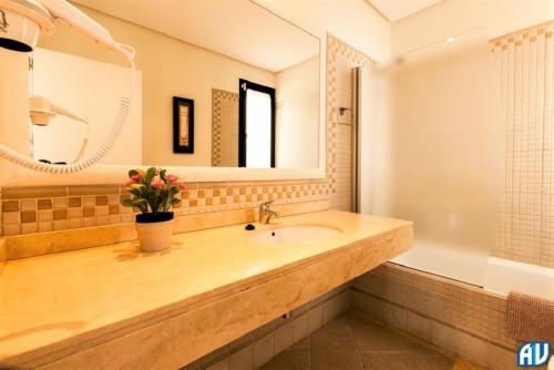 3-Bed Villa on Private Complex with Tennis Court tesisinde bir banyo