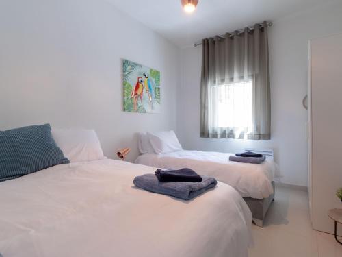 1 dormitorio con 2 camas y toallas. en Harav agan - 9 people - Full Option, en Jerusalén
