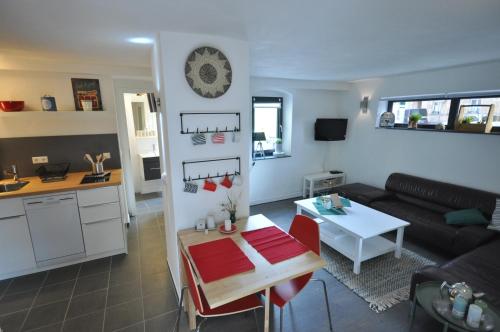 a living room with a couch and a table at Stylische FeWo in Meißen (Nähe Elbe, eigener Eingang, EG, Terrasse) in Meißen