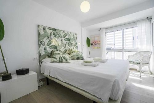 アリカンテにあるBalcon de Ulises Alicante Playaの白いベッドルーム(植物の壁の大型ベッド付)